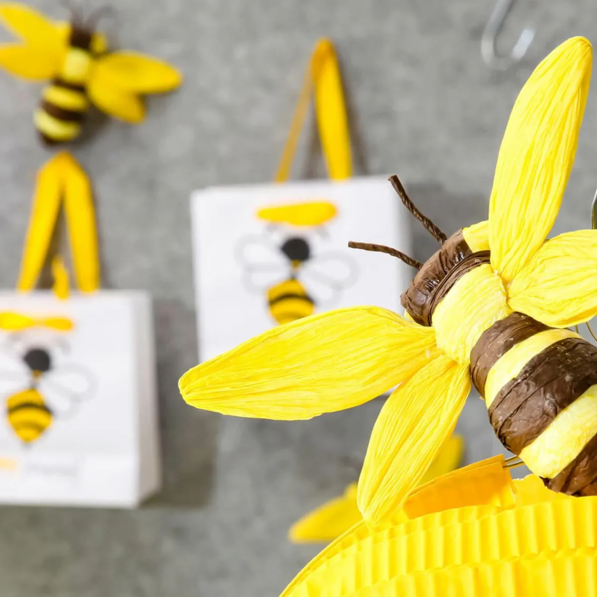 Decoración De Animales|Decoración De Primavera>DecoWoerner Abejas Decorativas 10-14 Cm, 5 Piezas amarillo