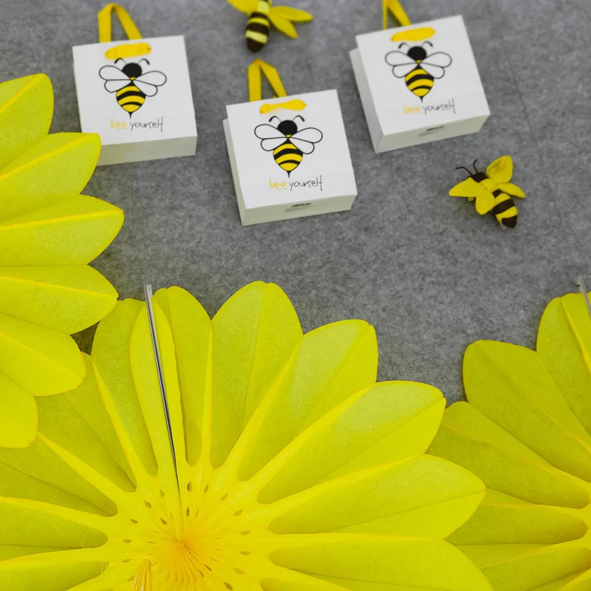 Decoración De Animales|Decoración De Primavera>DecoWoerner Abejas Decorativas 10-14 Cm, 5 Piezas amarillo