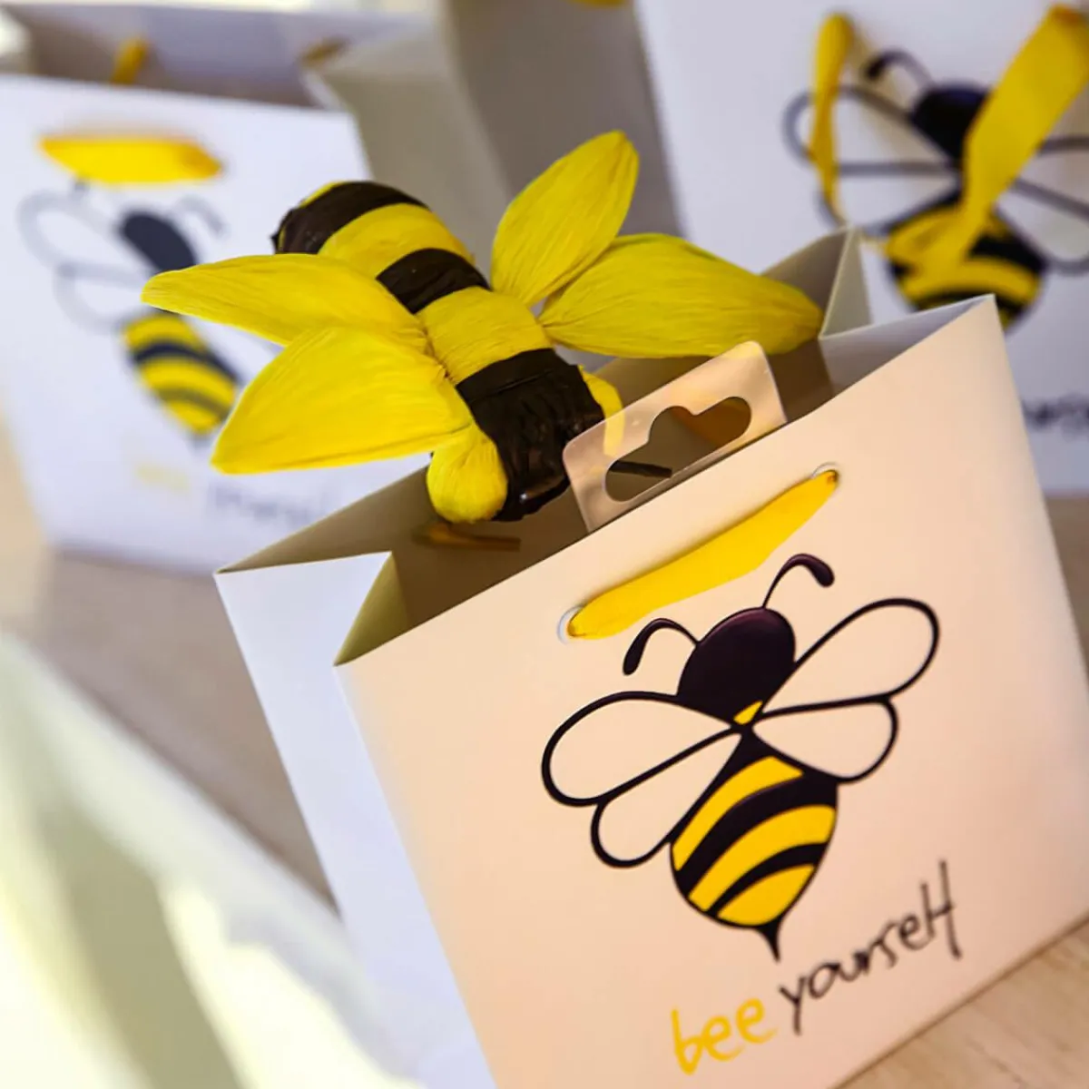 Decoración De Animales|Decoración De Primavera>DecoWoerner Abejas Decorativas 10-14 Cm, 5 Piezas amarillo