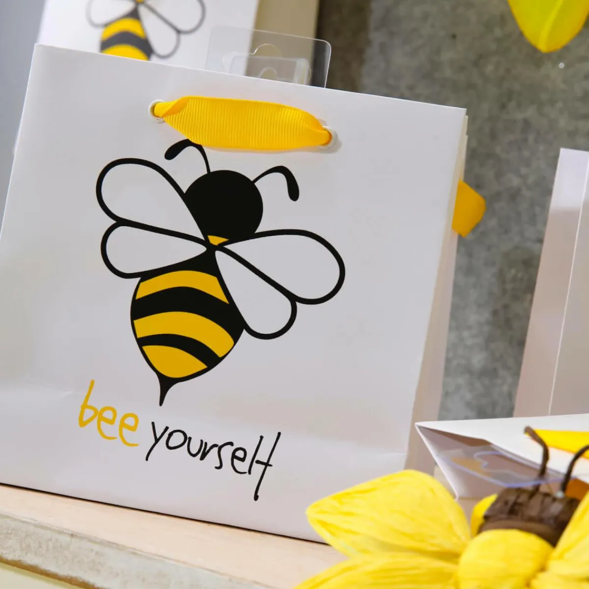 Decoración De Animales|Decoración De Primavera>DecoWoerner Abejas Decorativas 10-14 Cm, 5 Piezas amarillo