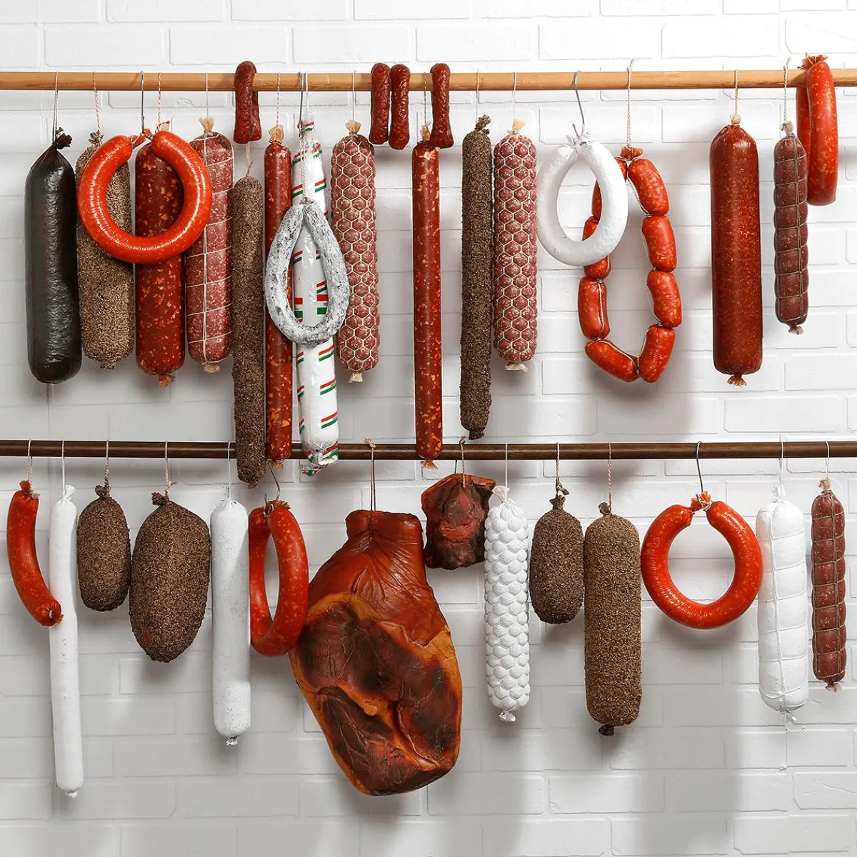 Carnes Y Embutidos>DecoWoerner Maniquí De Comida Salami Con Brazo De Cordón, 40 Cm blanco