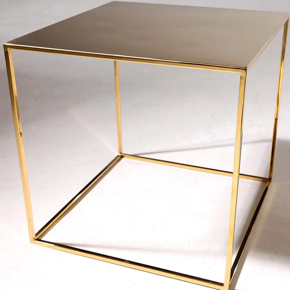 Expositores Para Tiendas|Macetas Y Artículos De Decoración>DecoWoerner Mesa De Metal 45 X 45 Cm, oro