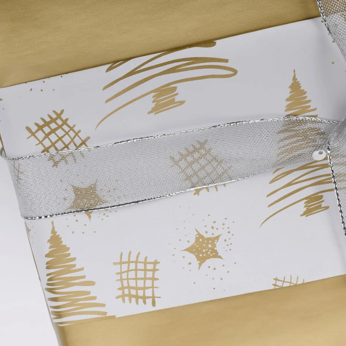 Papel De Regalo|Go Green - Envoltorio Para Regalo Ecológico>DecoWoerner Papel De Regalo Navideño Sostenible De Doble Cara Con Abetos Y Estrellas En Dorado - Bobina De Papel De Regalo De 50 M oro