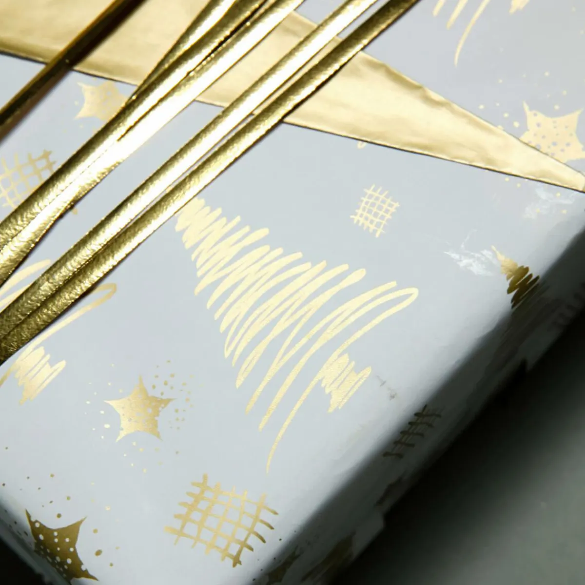 Papel De Regalo|Go Green - Envoltorio Para Regalo Ecológico>DecoWoerner Papel De Regalo Navideño Sostenible De Doble Cara Con Abetos Y Estrellas En Dorado - Bobina De Papel De Regalo De 50 M oro