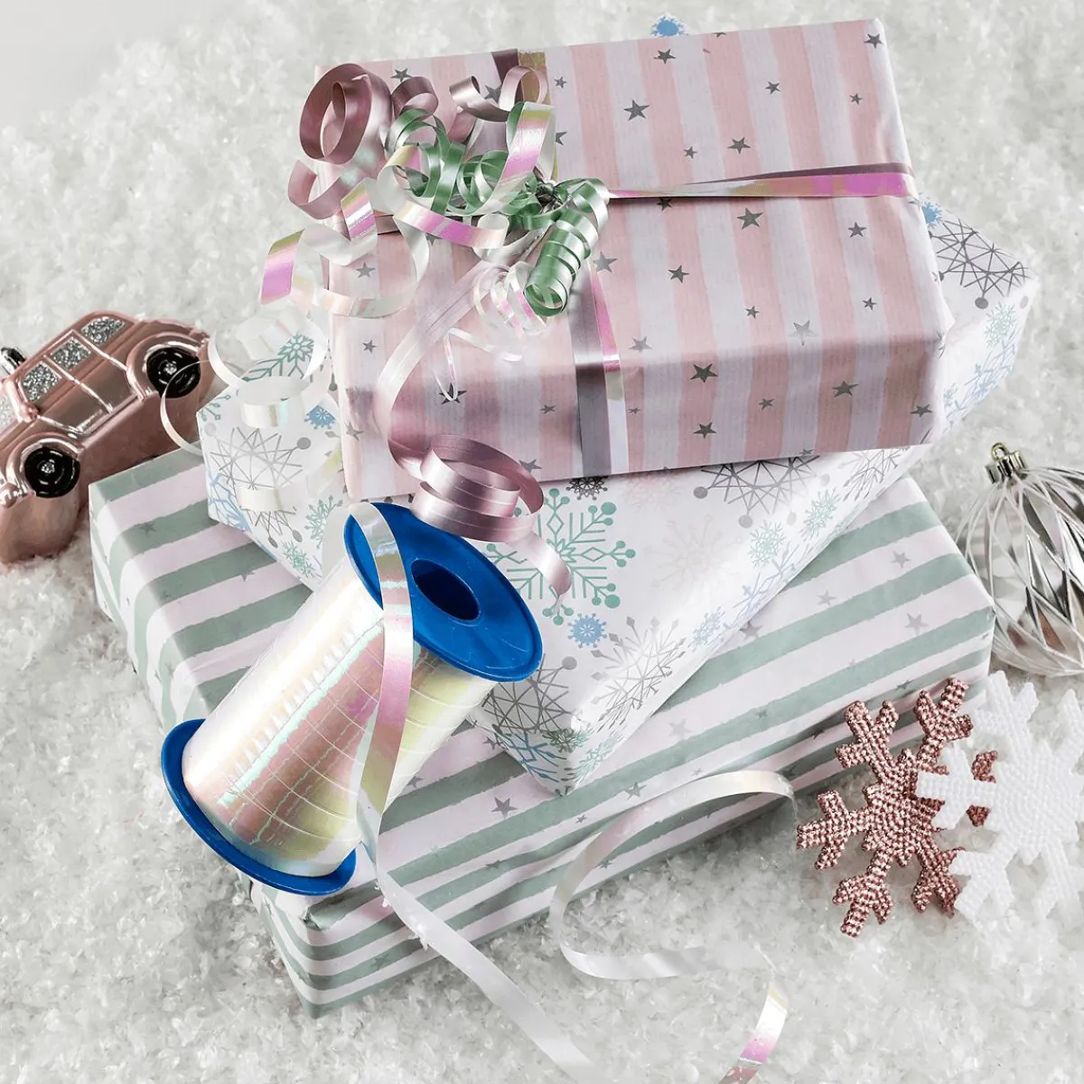 Papel De Regalo>DecoWoerner Papel Kraft Con Copos De Nieve En Azul Claro, Rosa, Plata Y Menta - Rollo De Papel De Regalo De 50 M blanco